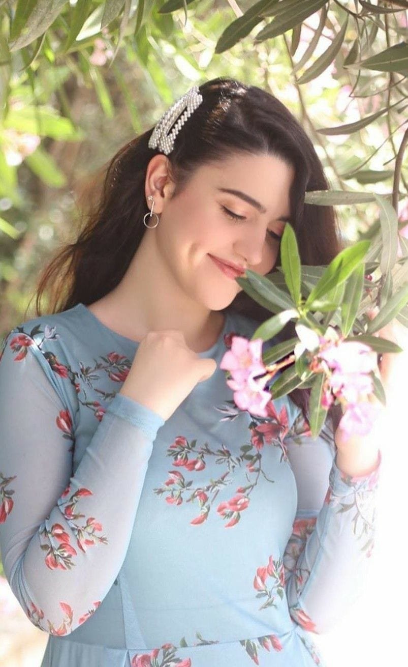 Beautiful girl dp for whatsapp (44)