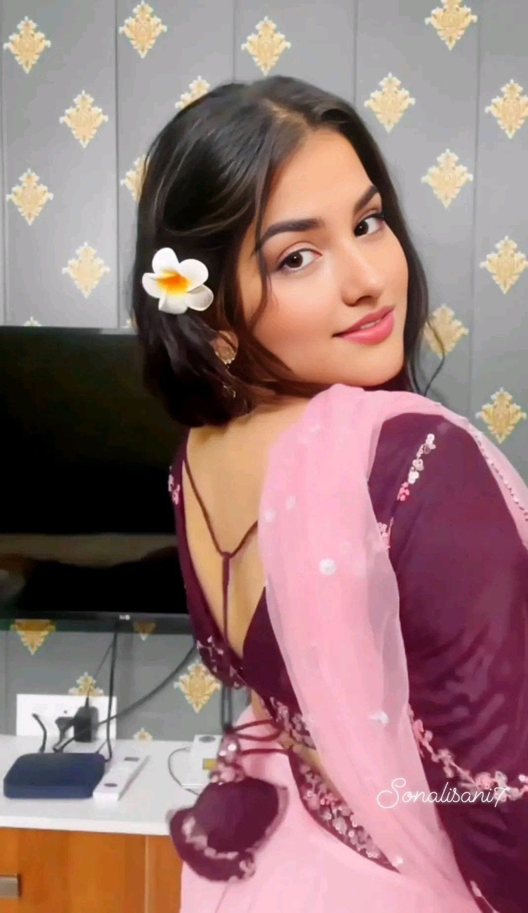 Beautiful girl pic simple (1)