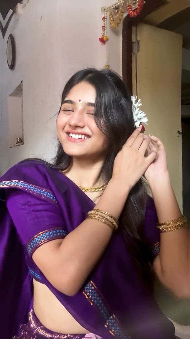 Beautiful girl pic simple (4)