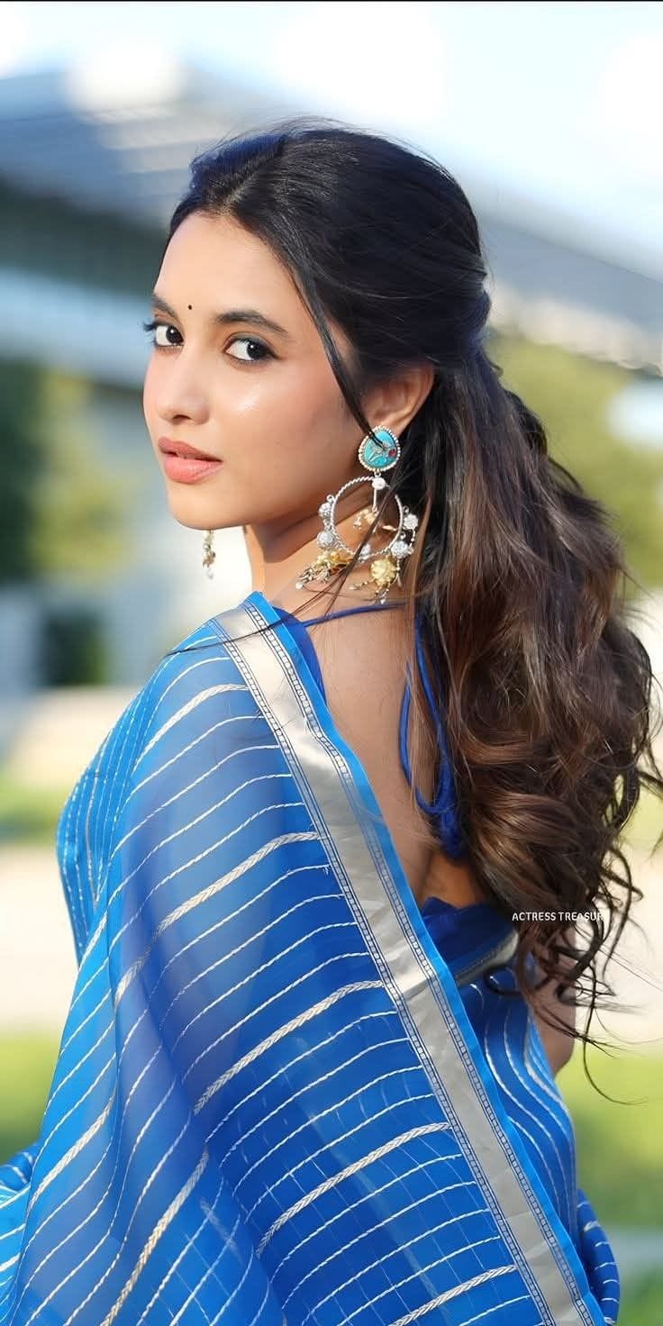 Beautiful girl saaree dp for instagram