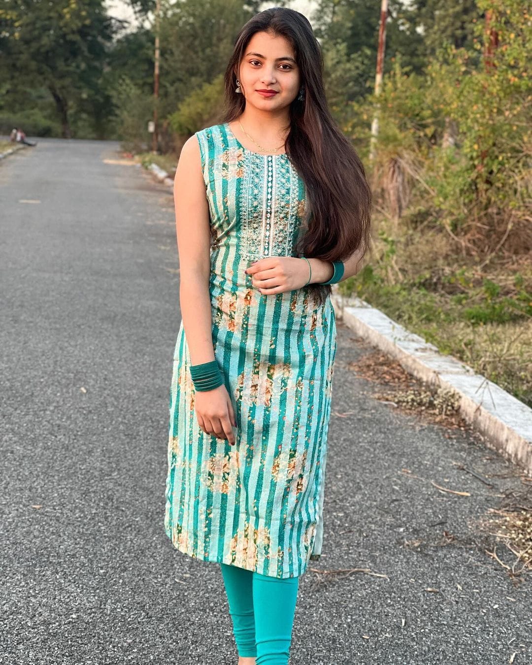 Cute insta dp for girls (18)