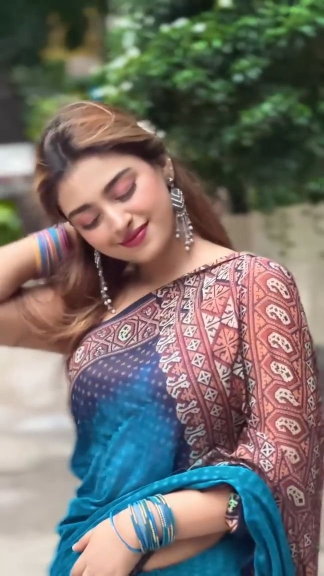 Girl dp saree (1)