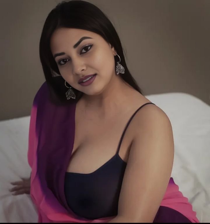 Girl dp saree hot attitude for instagram (1)
