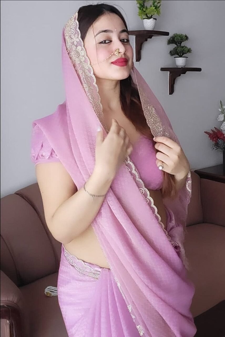 Poses for girls in saree