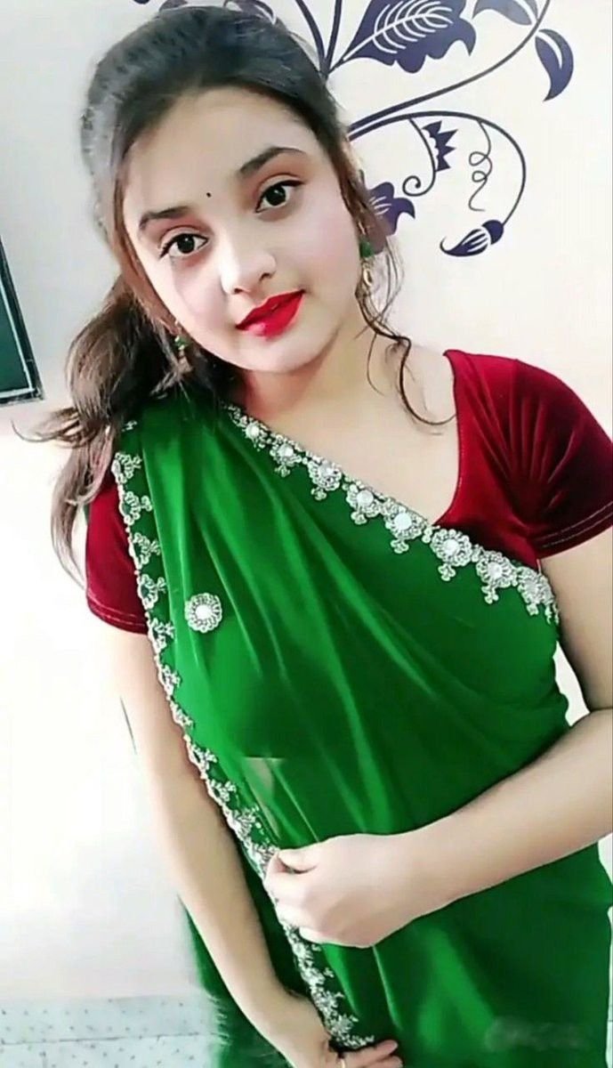 Poses for girls in saree