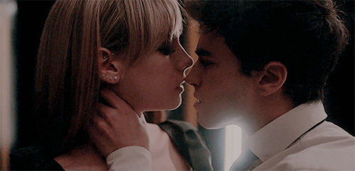 Romantic kissing (17)