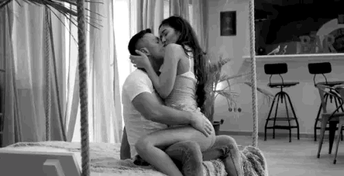 Romantic kiss gifs to convey your love to your partner in a whole new way