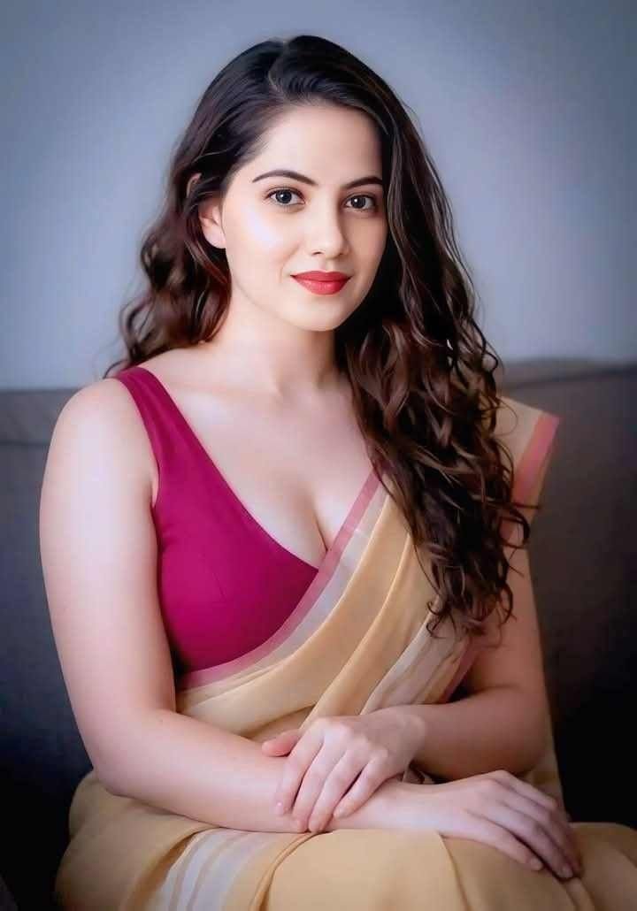 Saree poses for girls (11)