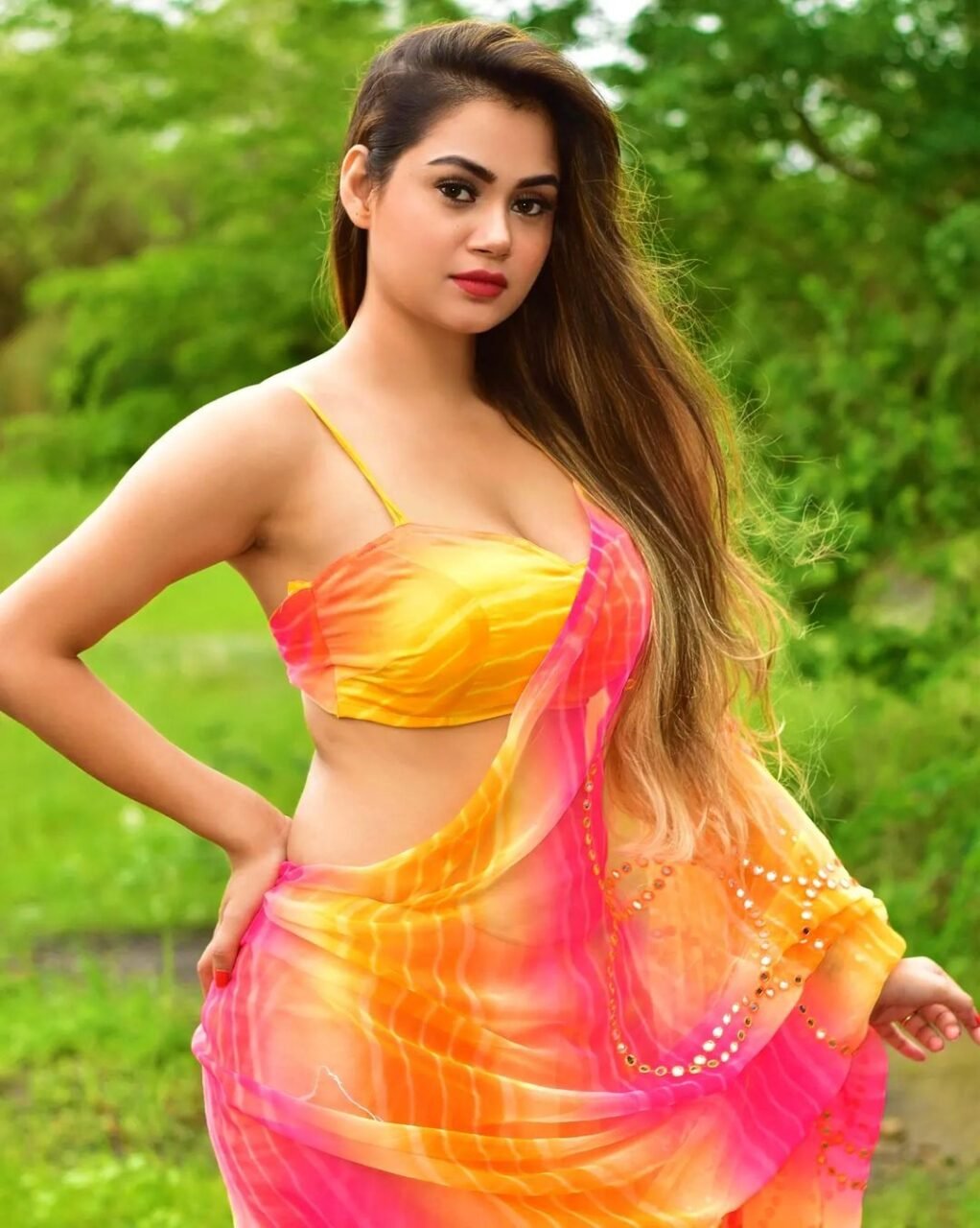 Saree poses for girls (19)