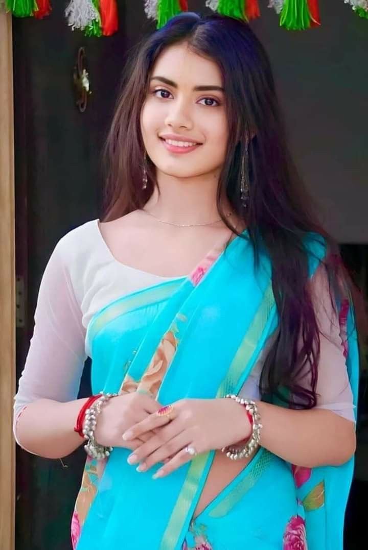 Saree poses for girls (8)