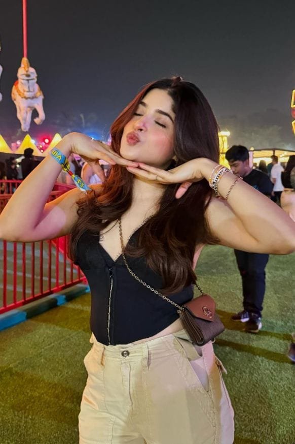 Stylish cute beautiful girls dp (2)