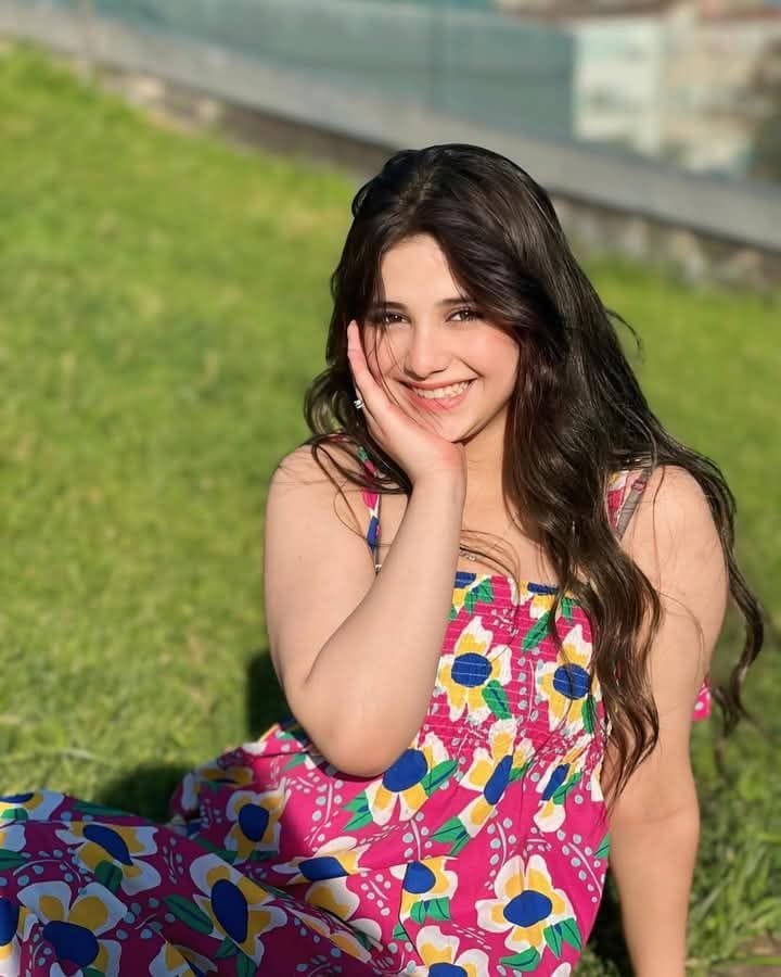 Stylish cute beautiful girls dp (8)