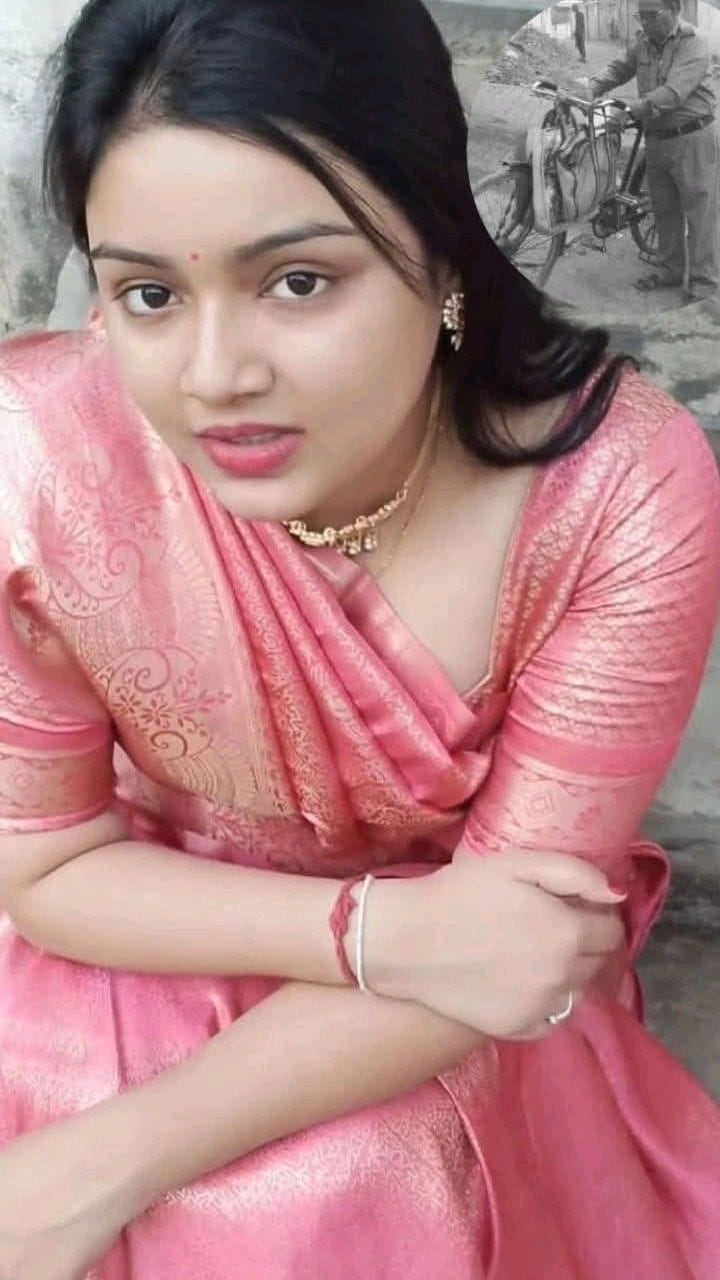 Stylish girl dp in saree