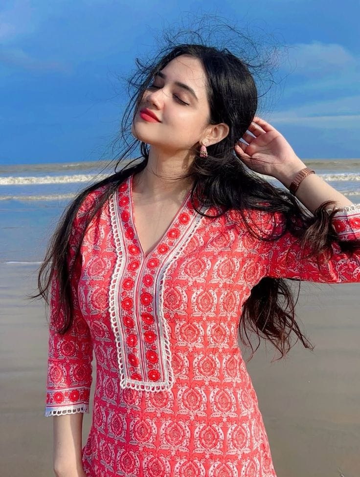 Very beautiful girl (2)